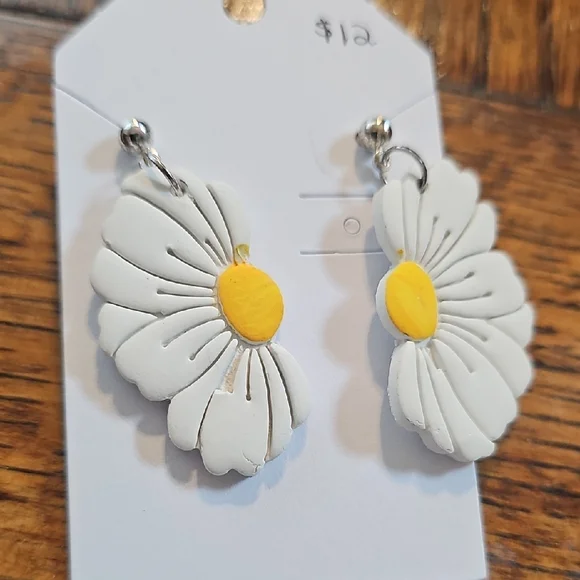 White and Yellow Daisy Earrings - Picture 1 of 1